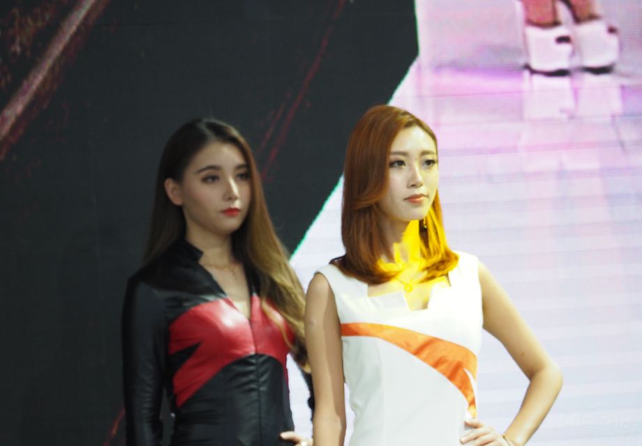 ������Ů�Աߵĺ�����Ů���ԸС�