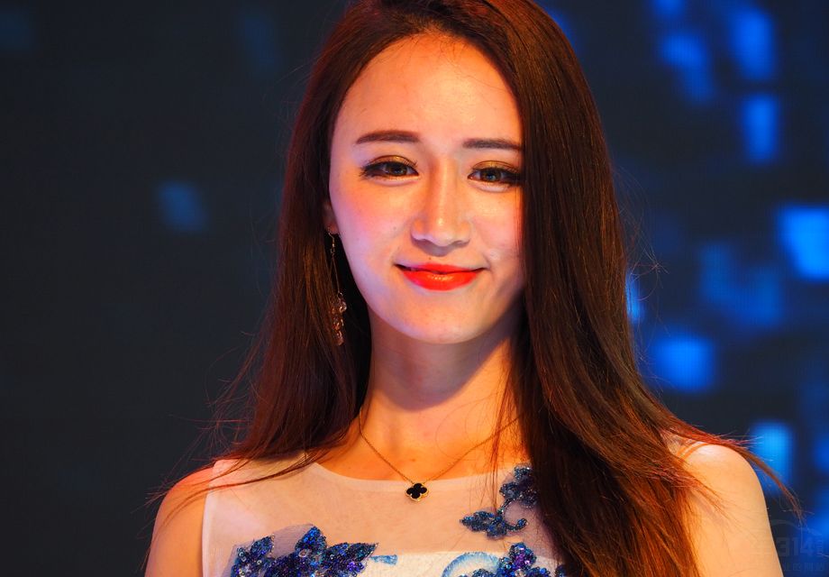 ���Ǻ����˵������ϣ�һ˫ˮ����Ĵ��۾�͸¶�Ŵ�����������ɫ��