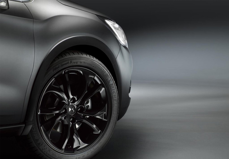 �¿�DS 4�ṩ���ֳ���Ϳװ��ѡ�������ڳ���������Ӿ�����Ȧ�Ȳ�λ�ɽ��и��Ի���ɫ���䡣