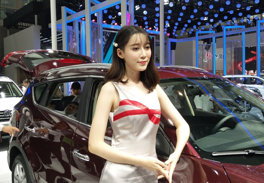 ��Ů��ģԶ���������������е��ϣ���֪���ǲ���վ��ʱ��̫���۵��ˡ�