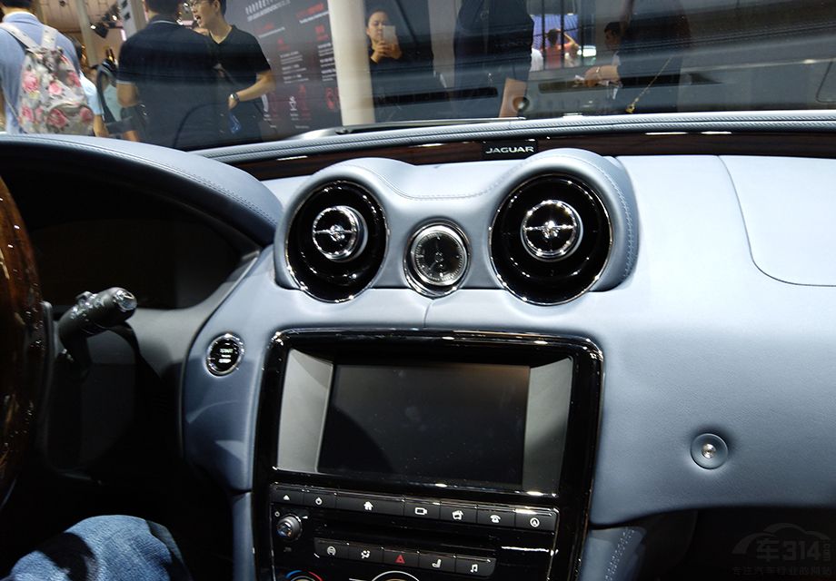 ���η��棬�ݱ�XJL������10.2Ӣ���п���Ļ�����ΰ�Ħ���๦�ܷ����̵�һϵ�����á�