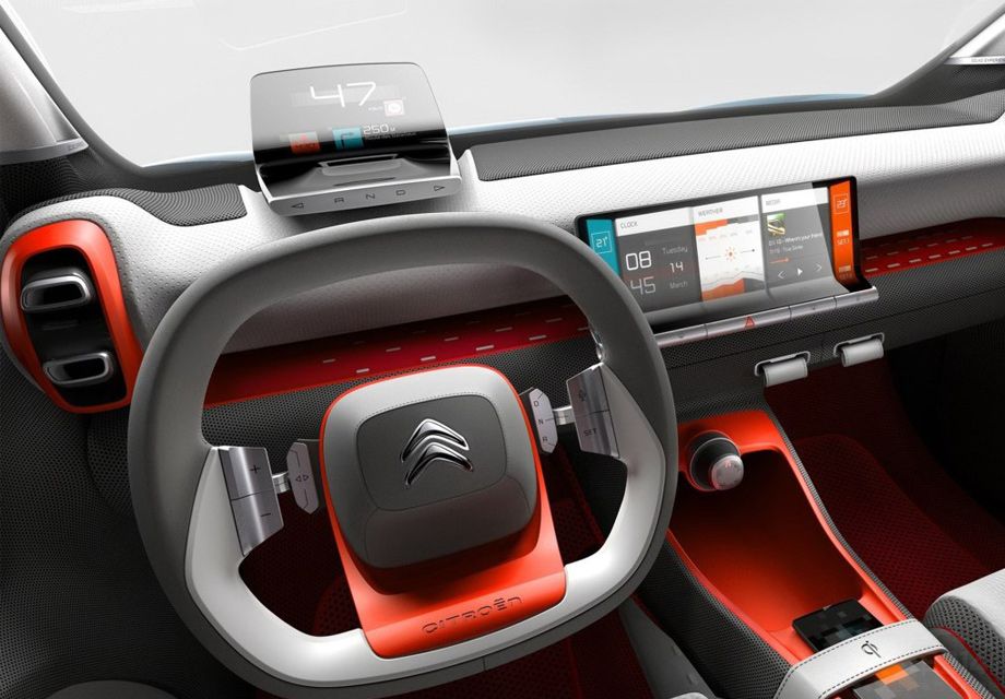 ���β��֣�����ӵ��һ��12Ӣ������Һ����ʾ��������WiFi������ʽ�г���¼�ǣ����һ��䱸���ֻ����߳�繦�ܡ�