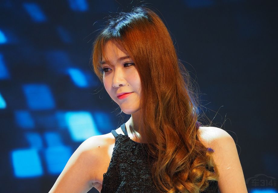 �ƺ��뵽��ʲô������������ڳ�չ�أ�