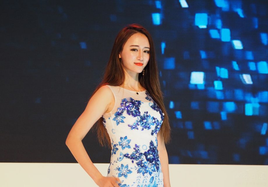 һ�����Ű���ɫȹ�ӵ�Ů����