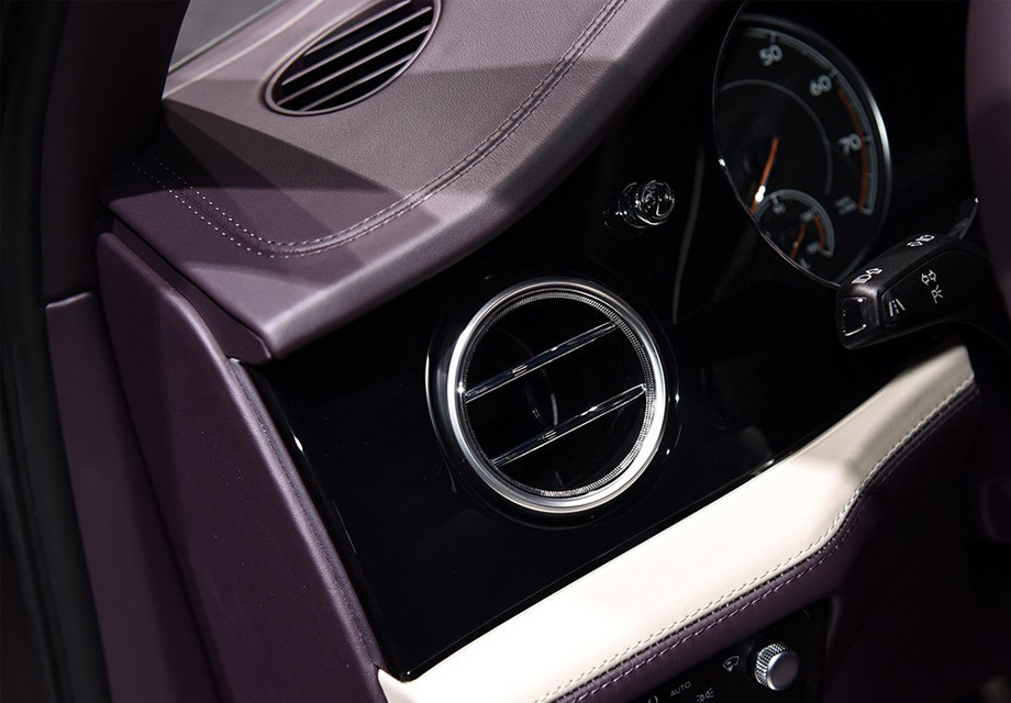 ���β��֣��û�����ѡ���Լ�ϲ����ǰ/�������ε���ɫ��ͬʱ�������ж����ĺ���ľ�ΰ�Ϳ�ѡװ�İ������ӱ���