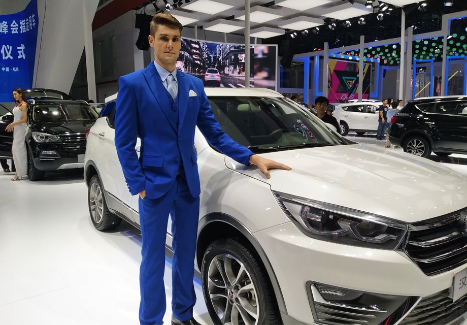 ������򻨴��У�����һ���г�ģ�����Ի���ӱ��������Ϊ��Χ�Ľ��㡣