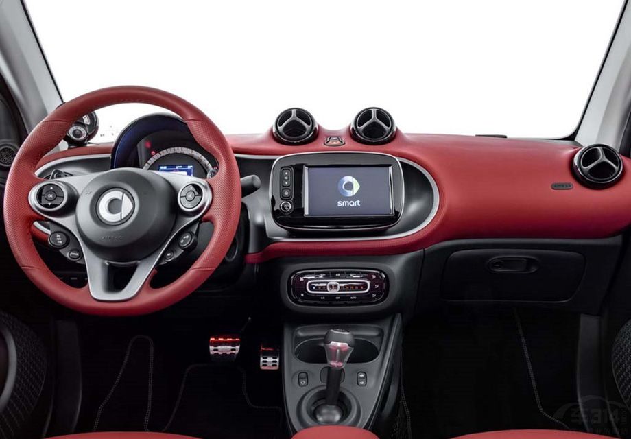 ���β��֣�Smart fortwo Crosstown�ر����ú��������ɫ�����������ʵ��пأ�����ʱ�к�Ʒ�ʸС�