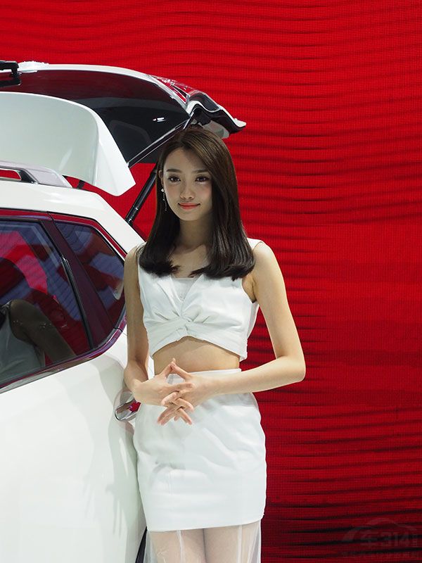 �ַ���һλ�崿����Ů����չ�ϲ��������