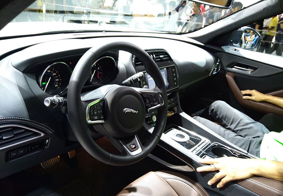 �ݱ�F-PACEͬ��ʹ�����Լ�����ʽ����Ʒ�񣬲�û��̫������㣬���µ���������Ƥ�İ��������ϳ�����Ʒ��Ӧ�е�ˮ׼������������ť���������Ծ��������Ƹ��������