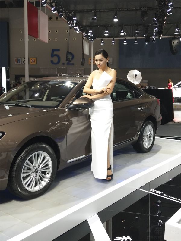 ������չ̨�ϣ�һλ��Ů���������˵Ĺ�ע��