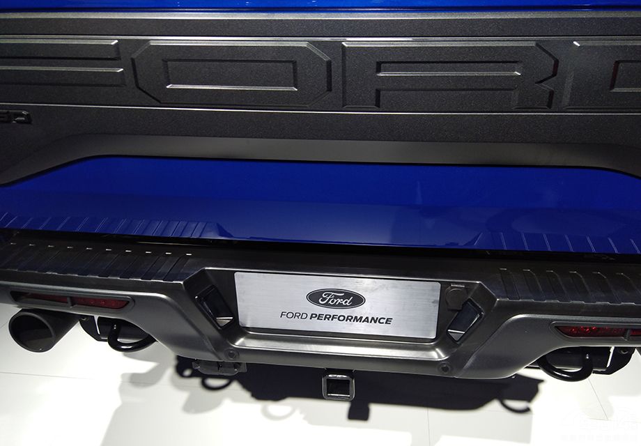 ����Ȼ��һ��Ƥ������������ȴ����SUVѷɫ���䱸��̥ѹ��⡢���¸��������»��������Ų��������綯�촰�������̼��䡢����Ѳ����ǰ�����μ���/ͨ�硢�����绰�����Ӿ��綯�۵��������Ƶȡ�