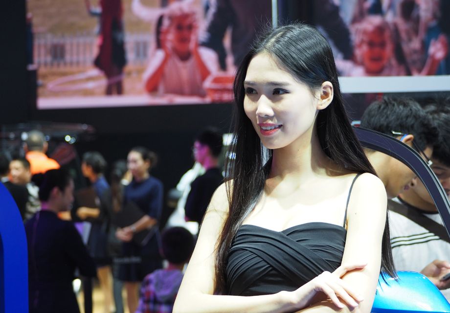 �ںڵ�ͷ���ٲ��㴹ֱ�����ڼ��ϣ�����΢΢͸�ŵ��졣 