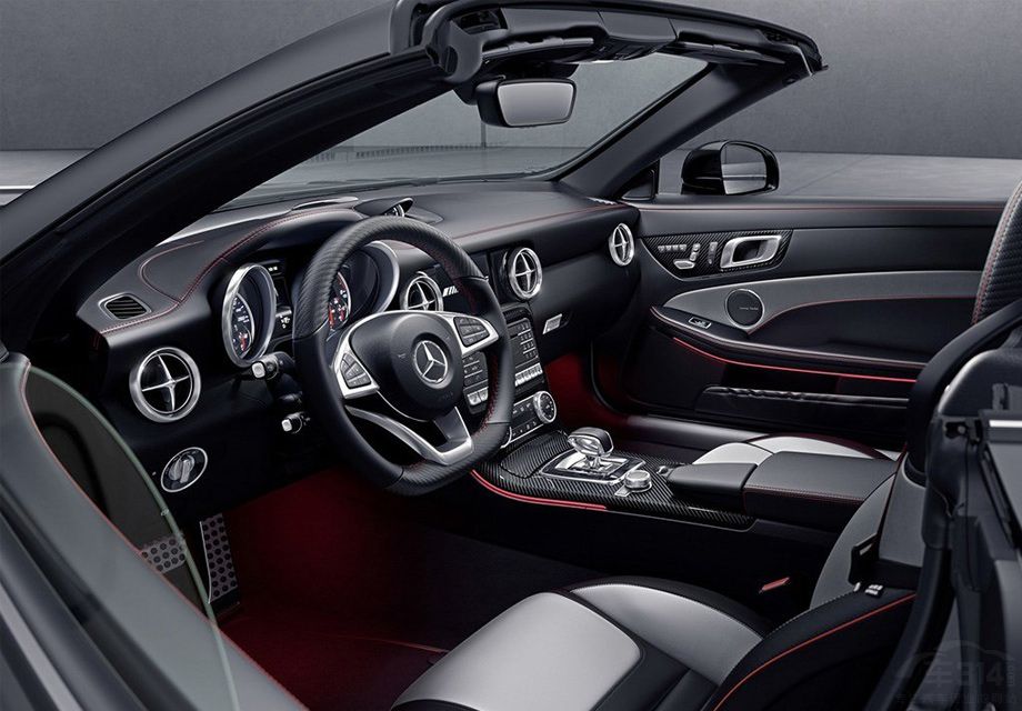 ���η��棬���ߵ��������������Ʒǳ����䣬���ú�ɫװ���������е�׺��ͬʱ����ѡװ��ɫ��˫ɫ�������Ƥ���Σ��Ӷ�ͻ��������˶��С�