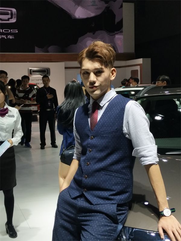 ˧�磬�����һ������ô������������ڿ�ǰ�����Ů��