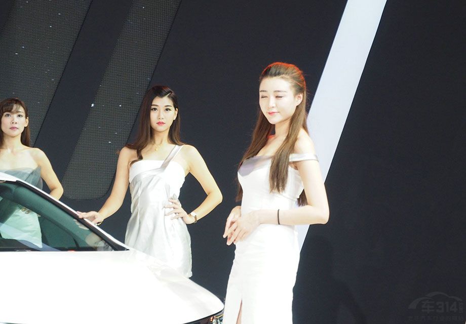 ���һ��������ѩ����չ̨����Щ��Ů��