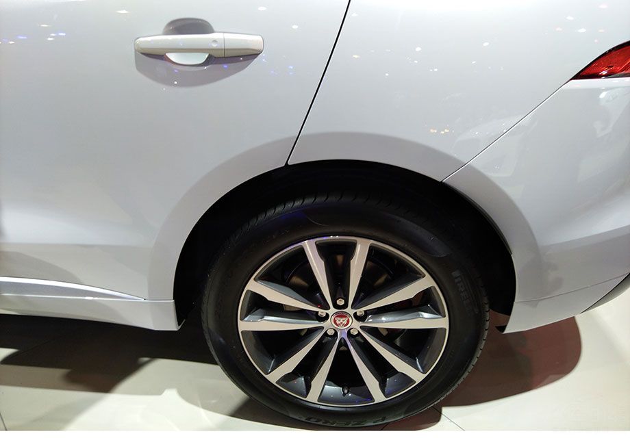 ����ϵͳ���棬�뷢����ƥ�����8������һ������䡣F-PACE��2.0T���ͣ�0-100km/h����ʱ��Ϊ7.5�룬���䳵�͵ļ���ʱ��Ϊ5.5�롣