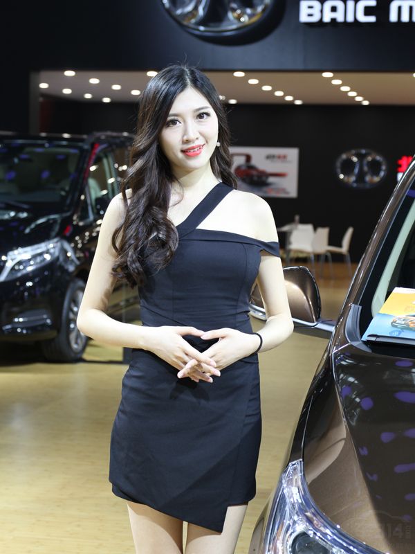 ���Ǻ����˵������ϣ�һ˫ˮ����Ĵ��۾����Ŵ�����������ɫ��