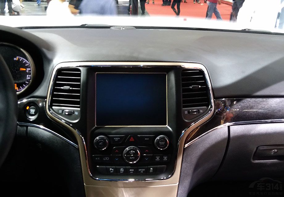 ����ŵ�������ο������ʣ����ṩ������USB�Ľӿڣ��ǳ�ʵ�ã�����ȫϵ�����������Ĳ��֣����Ժ��ŵĿռ��൱��ԣ��