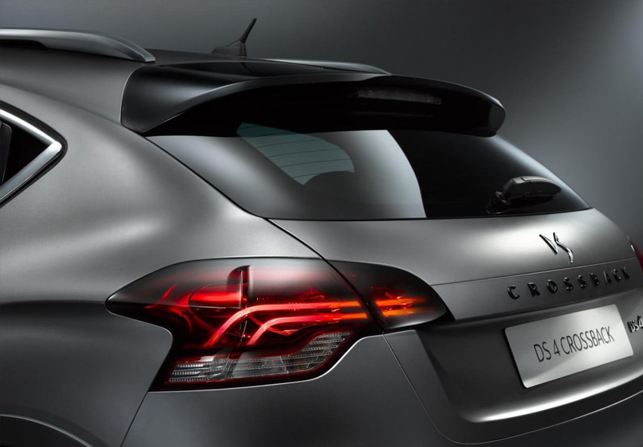 ���÷��棬�¿�DS 4ʮ�ַḻ����Կ�׽��롢ä���ء�ƻ��CarPlay������Ϣϵͳ��7Ӣ���п�̨������ʾ���ȹ��ܣ���νӦ�о��С�