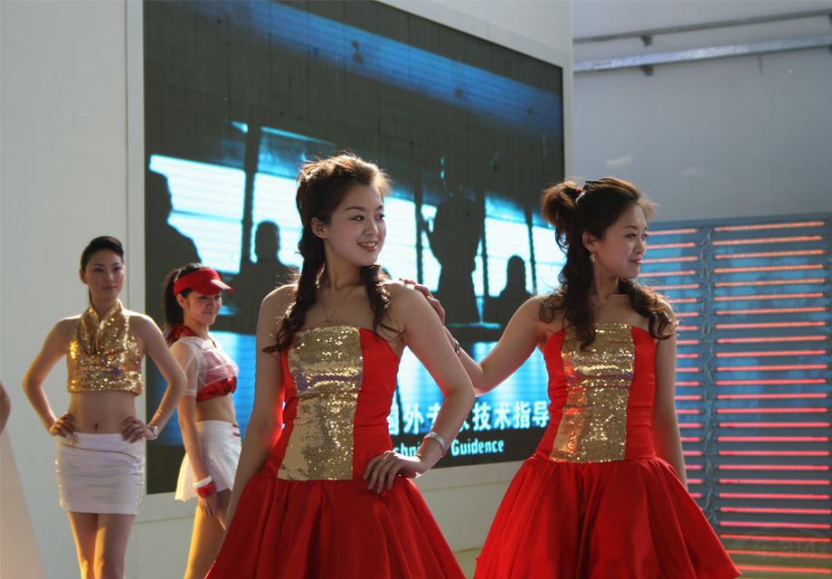 ���������˾����˺ܶࡣ