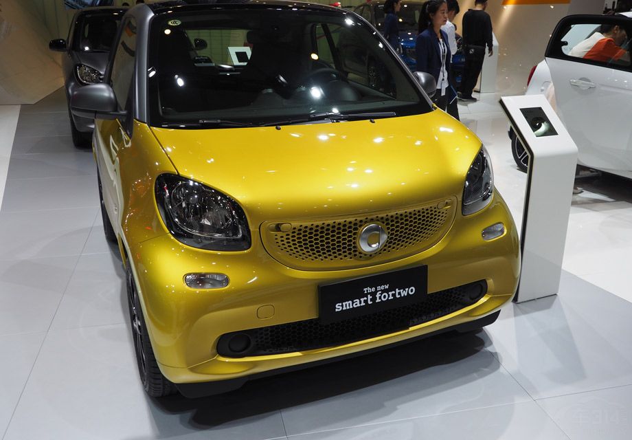 2015��7�±����Ƴ�ȫ�µ�Smart fortwo �����������˴���0.9T���������³��͡�