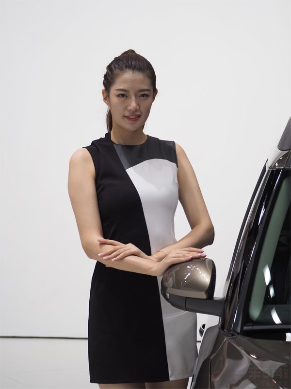 ���µ���Ů����׼��վ�ˡ�