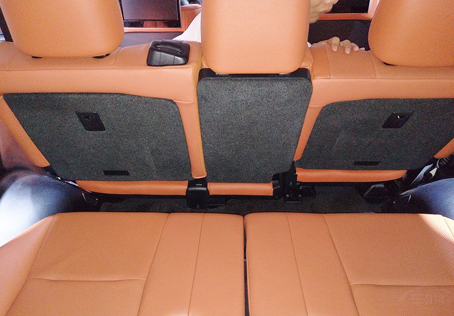 �׿���˹LX570��������Ƥ�Ƴɣ��Ըߵ����ʽ�����䣬���ʸзǳ�ǿ�����ں������ϰ弶�����ܡ�