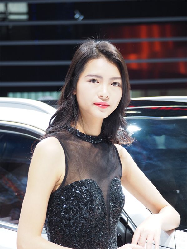 ��λ��Ů��ģ�ͱȽ������ˣ������е㲻ϰ�ߡ�