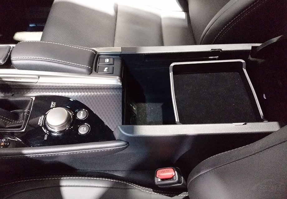 �׿���˹RC�ڲ��Ĵ���ռ䣬�ǳ��ḻ����������ִ����԰ڷźܶ�С��Ʒ��