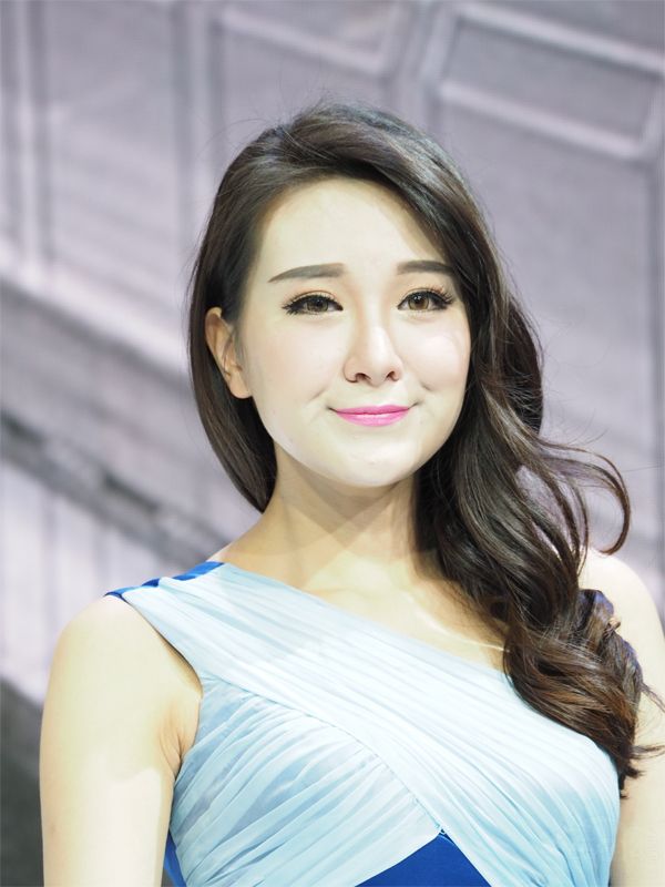 Ũ�ܵĽ�ë���Ȼ�������Ըе�˫������ʱ�޿̲�͸¶�����ַ��顣