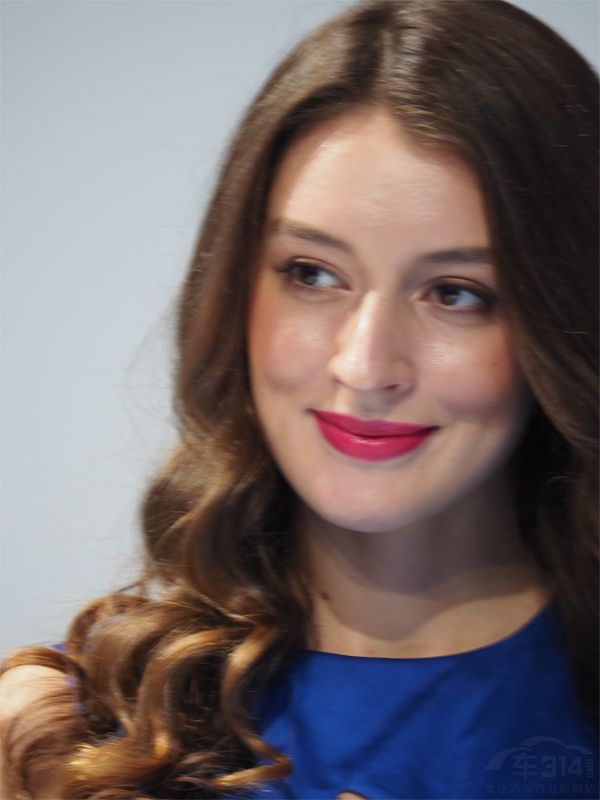 ����Ȼ����������˵����ֻ��΢Цʾ���ˡ�