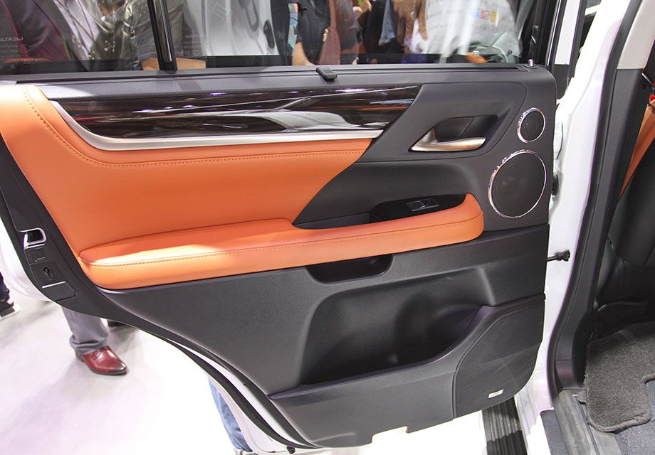 ����֮Ϊ����SUV�����ԽҰ��LX570��ȴ��һ��ʮ��Ĵ��ͷ��������Ϊ5070*1980*1910mm��