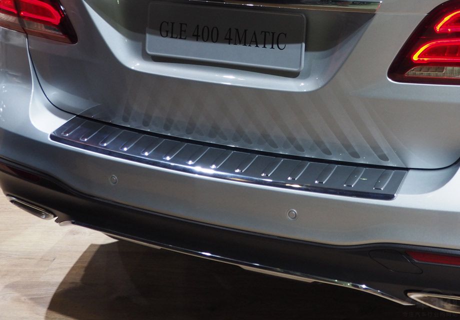 ��β���֣��³������˺�ɫ���˶����壬�����Ӿ���ʮ���˶������Ҽ�ǿ�˳�������ı�����