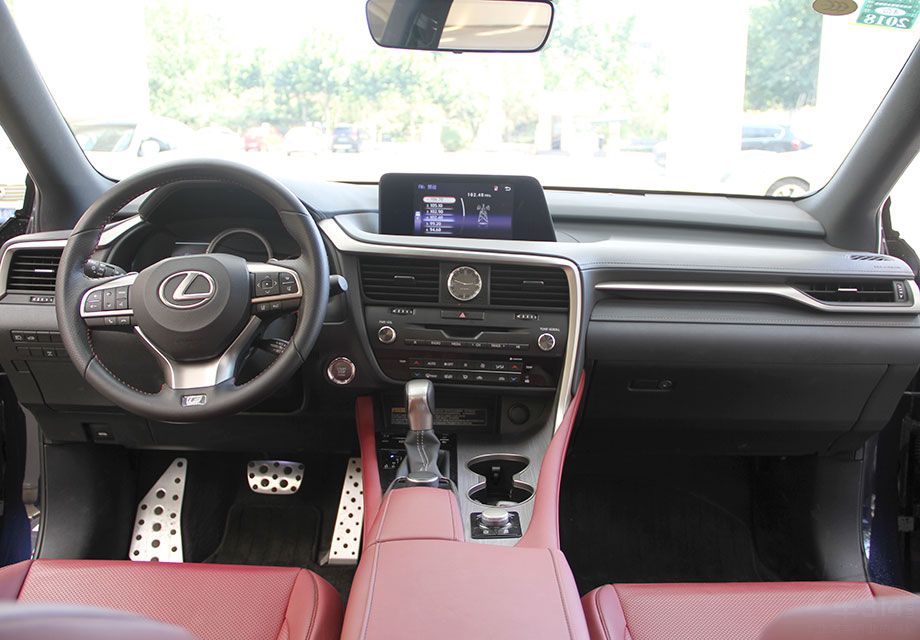 �׿���˹RXƾ�贫�ж��������ڱ��ͽ��ڳ������ݹ�ռ�г�����Ȼ���ڴ��г���λ��˵����Ȼ�׿���˹RX�������д���SUV�����䶨��Ϊ����SUV�Ĳ������Ч�����Ǻ����Եġ�