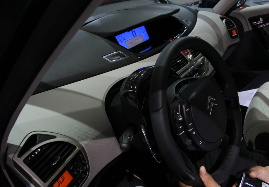 ���÷����������콢��ˮ׼��ȫLED��ơ�ȫҺ���Ǳ����������Զ��յ������μ���/ͨ��/��Ħ��˫�촰�Ⱦ�Ϊ�䱸��