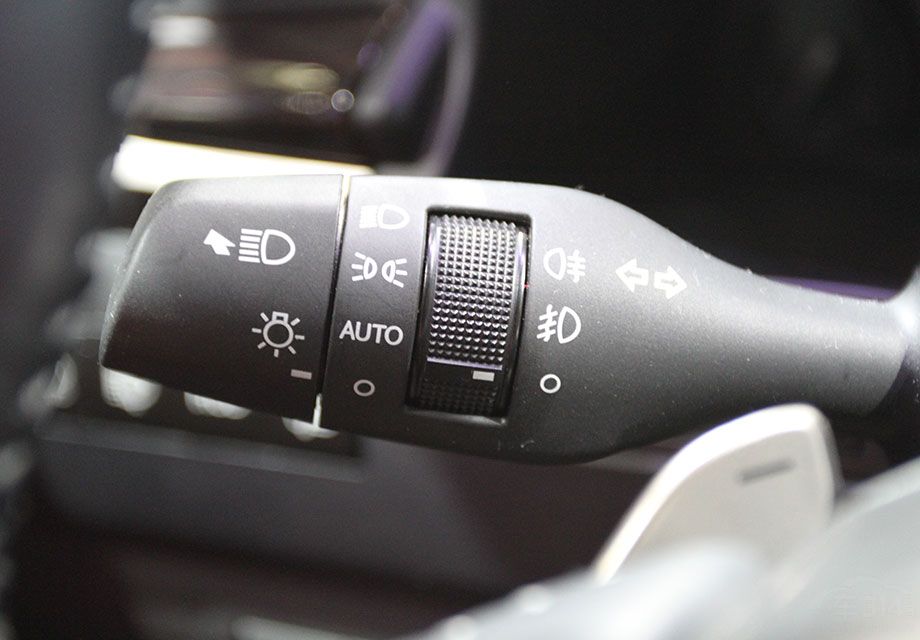 �׿���˹LX570���ŷǳ�ǿ��ĵ��Ӹ���ϵͳ����������ѡ��ϵͳ��ԽҰת�������ܡ�����ģʽ�ȡ�