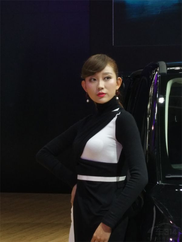 ��ɫ�������·������ԸС�