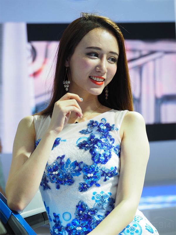 ����Ů��һ˫���������ӣ������峺���������ǡ�