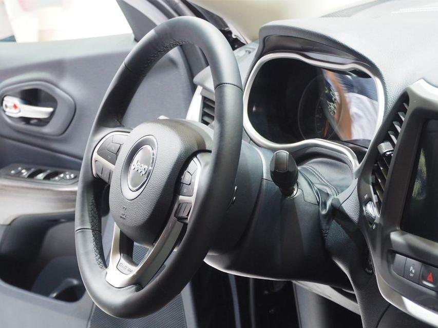 ���÷��棬û�м��䣬�������ɹ������䱸������ײ��8.4Ӣ��Uconnect��Ļ�ȹ��ܣ������泵����Ȼ���á�