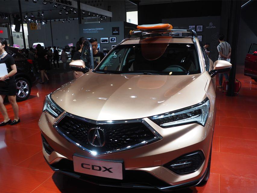 ��β���ͷ���뱾��XR-V��Щ������֮����������θк�ǿ�ң�β��������ǰ������Ӧ�����忴��ȥ����Ӳ�ʡ�