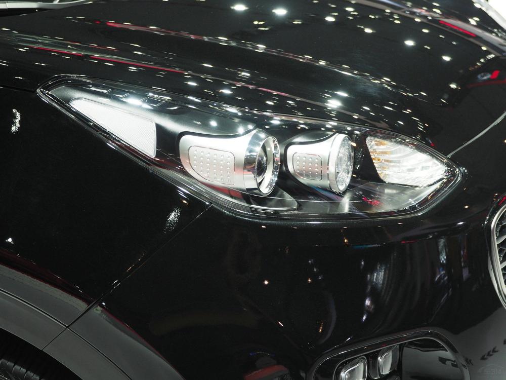 ���ϸ���ʽLED�ռ��г��ƺͶ��ص�ǰ������ƣ�ʱ�С��ִ������������