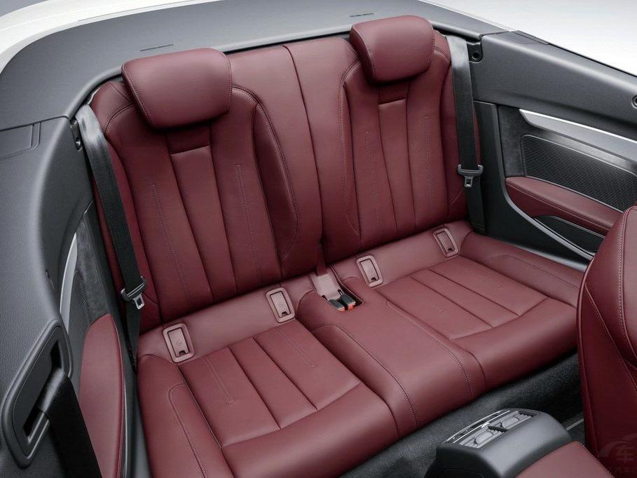 �°µ�A5 Cabriolet������û�а��Ѽ��廯��ƣ�������ɫ������Ƥ���ŷ�������ʡ�