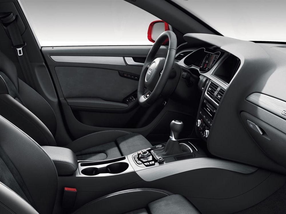 ȫ�°µ�A4L�������ϸ����������˷ǳ���̵�ӡ�����Ͷ�Ŀһ�£��Ƽ���Χǿ�ҡ�������������ǿ�12.3Ӣ���ȫҺ���Ǳ�����ʾ��Ϣ�ǳ��ķḻ����ͬ���о��޽��С�