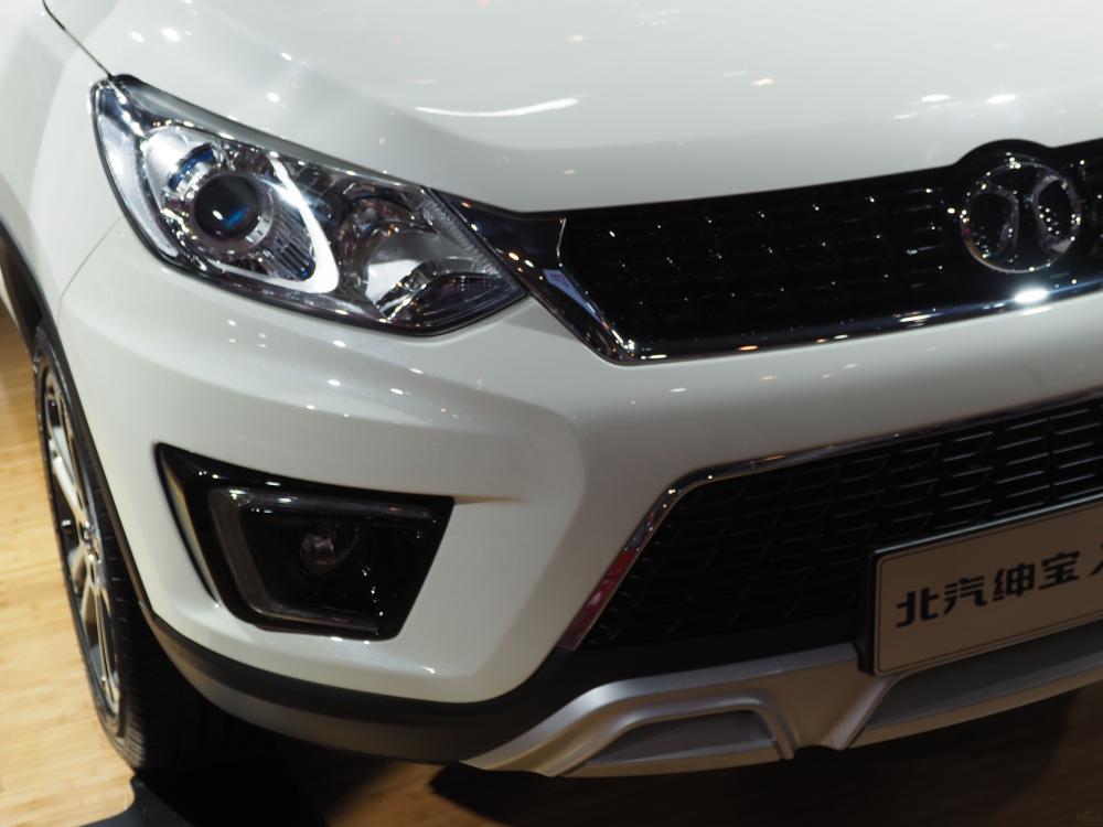 ������ɫ��դ������Ƕ��Ʒ��LOGO������ǰ���������֮�����ӡ�