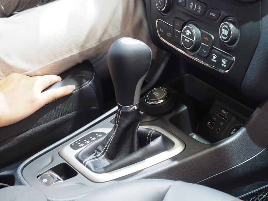 �����Ժ��Jeep���ɹⱣ����ҵ�����ȵ�9AT����������������Լ��ḻ�ĿƼ�����