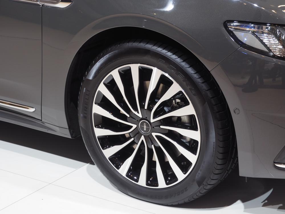 �����������˵綯���ƻ�����ֻ��Ҫ�����ڲ��İ�ť�����ű��򿪡�