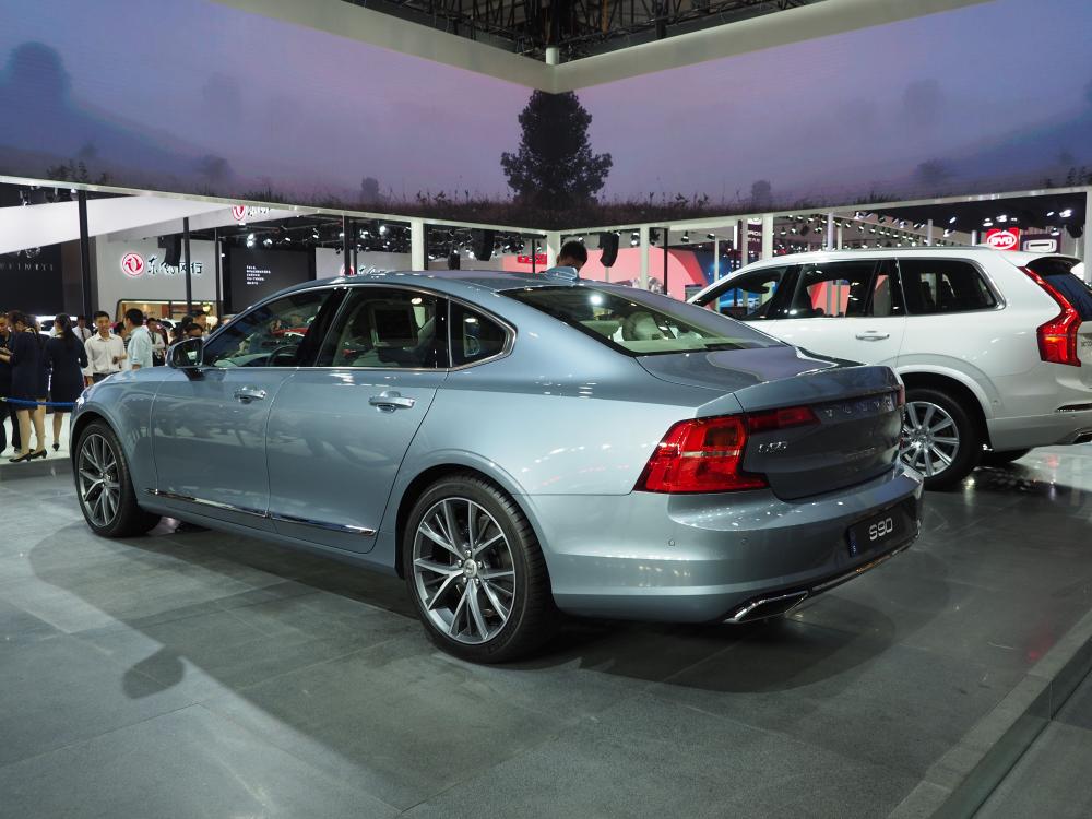 ���ʱ�С�������ǰ�����ͣ�β�����;��е����Խ����ˣ��ֶ�����β�����һ�ױȽϼ���������ַ������ô�C�͵����β�ơ�