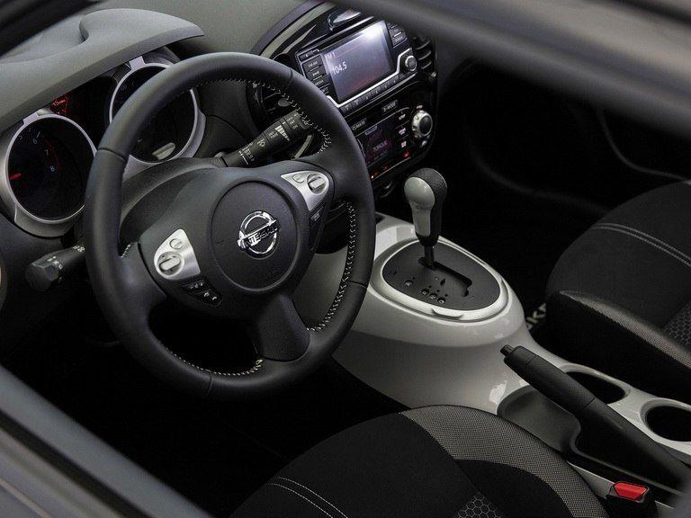 ���η��棬�����˴���ɫװ�Σ������п�̨���յ�����ڱ߿�ȴ������԰�ɫͿװ��