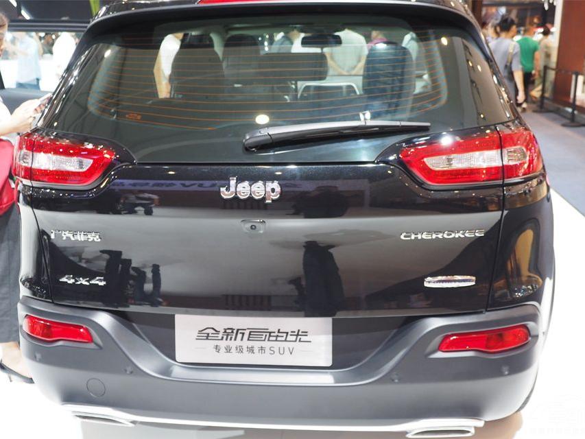 ���ɹ�����۷��棬������Ƹ�Ϊǰ����һ�Ĵ�ͳSUV�������ò��