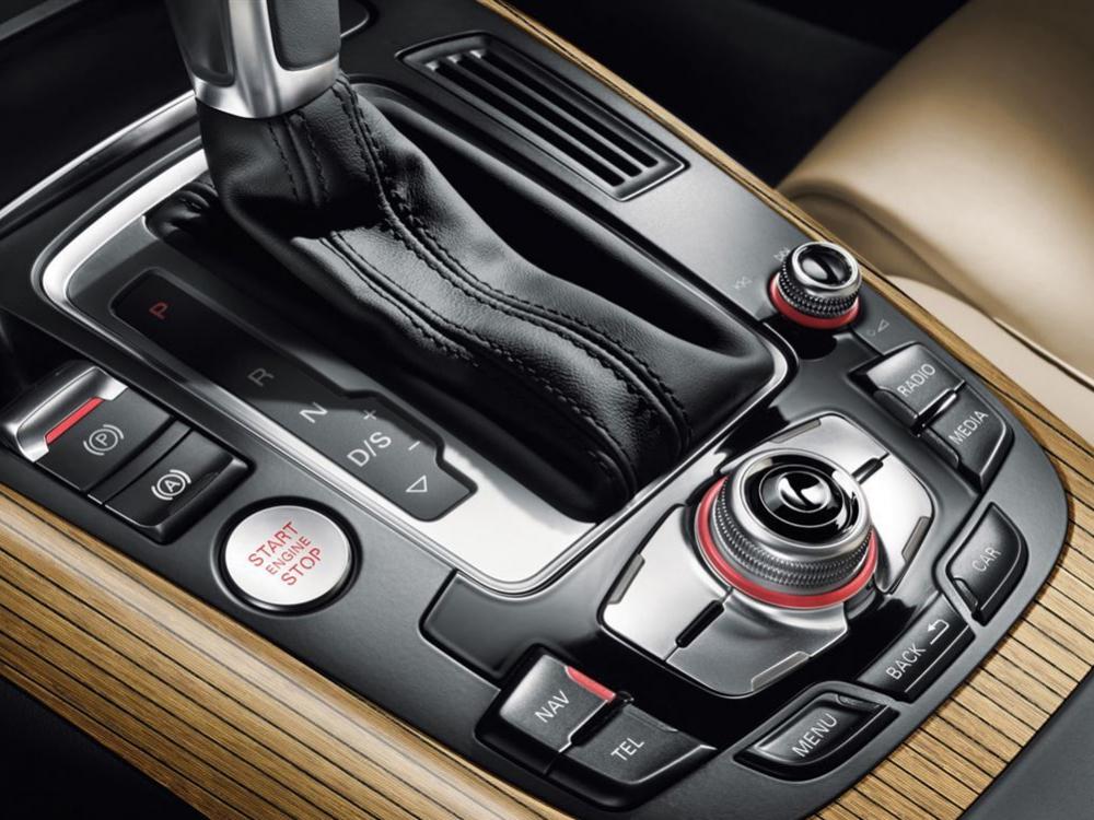 �ڸ��䳵���ϻ�װ���˰µ�����Ϊ����Quattro����ϵͳ�������ż��ߵ���Ӧ�ٶȣ��ڻ���������У��µ�A4L��ֻ��һ�����־��и�����������£�Ҳ��˳��ͨ����